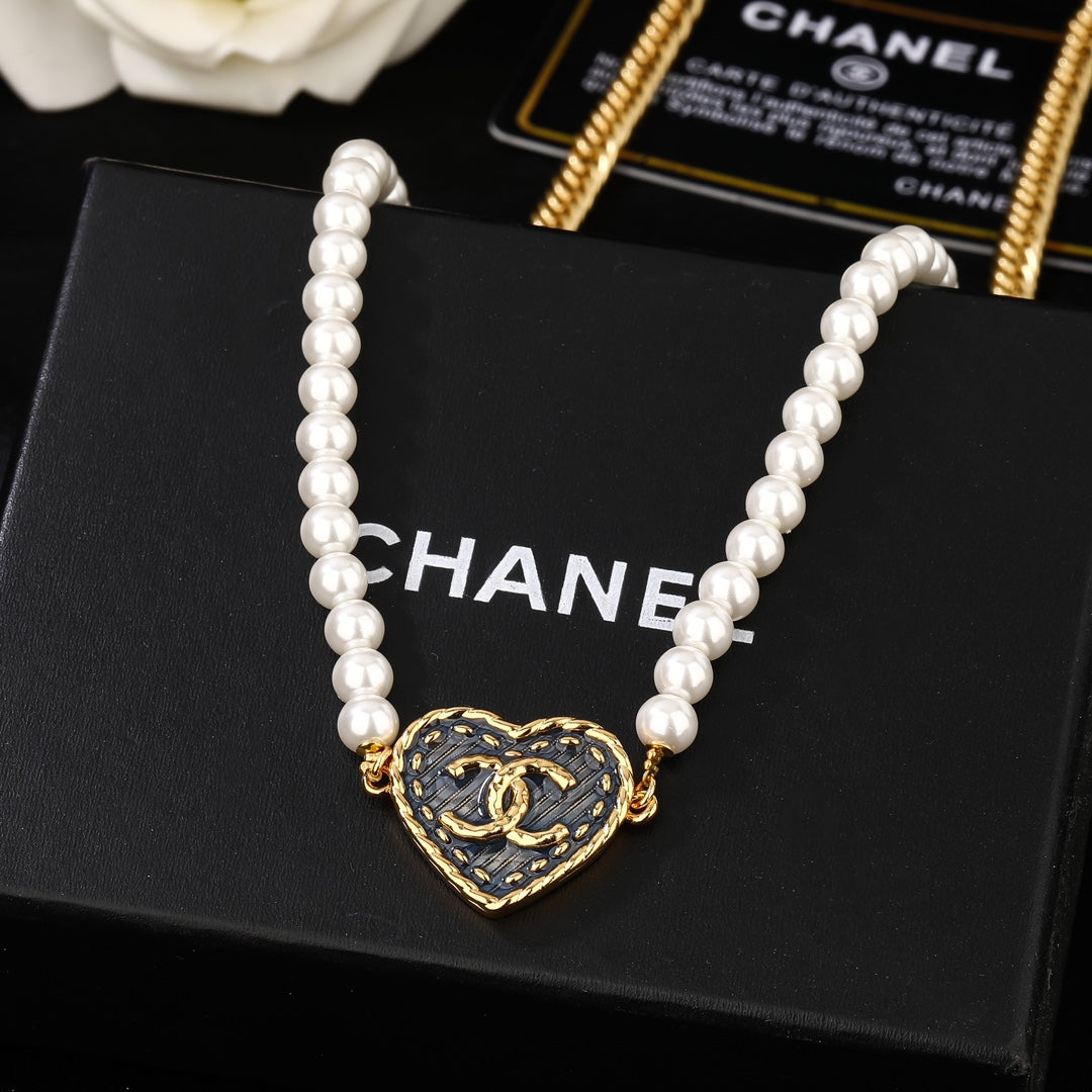 CHANEL 25S CHAIN BELT IN WHITE PEARL 614479
